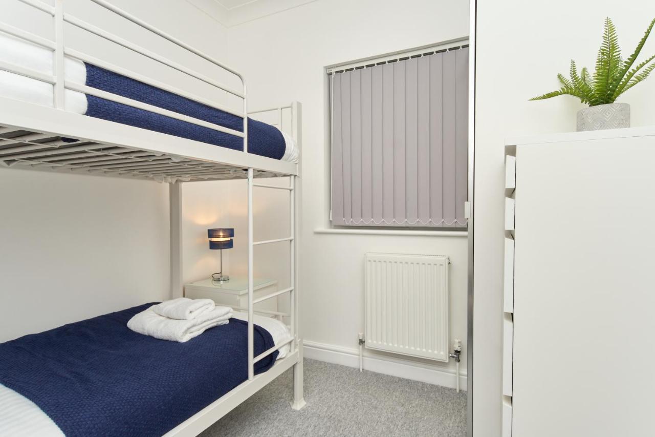 Beautiful 3 Bed Apartment In Bonchurch - Nr Ventnor - Large Outside Terrace & Parking - Dog Friendly - The Perfect Choice For Couples, Friends, Families - 5 Mins To Beach Exteriör bild