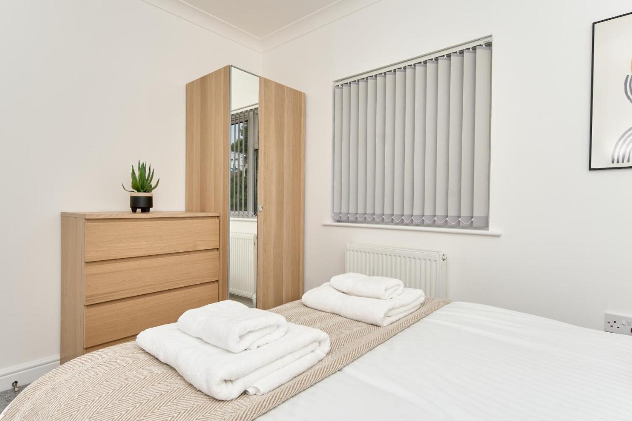 Beautiful 3 Bed Apartment In Bonchurch - Nr Ventnor - Large Outside Terrace & Parking - Dog Friendly - The Perfect Choice For Couples, Friends, Families - 5 Mins To Beach Exteriör bild