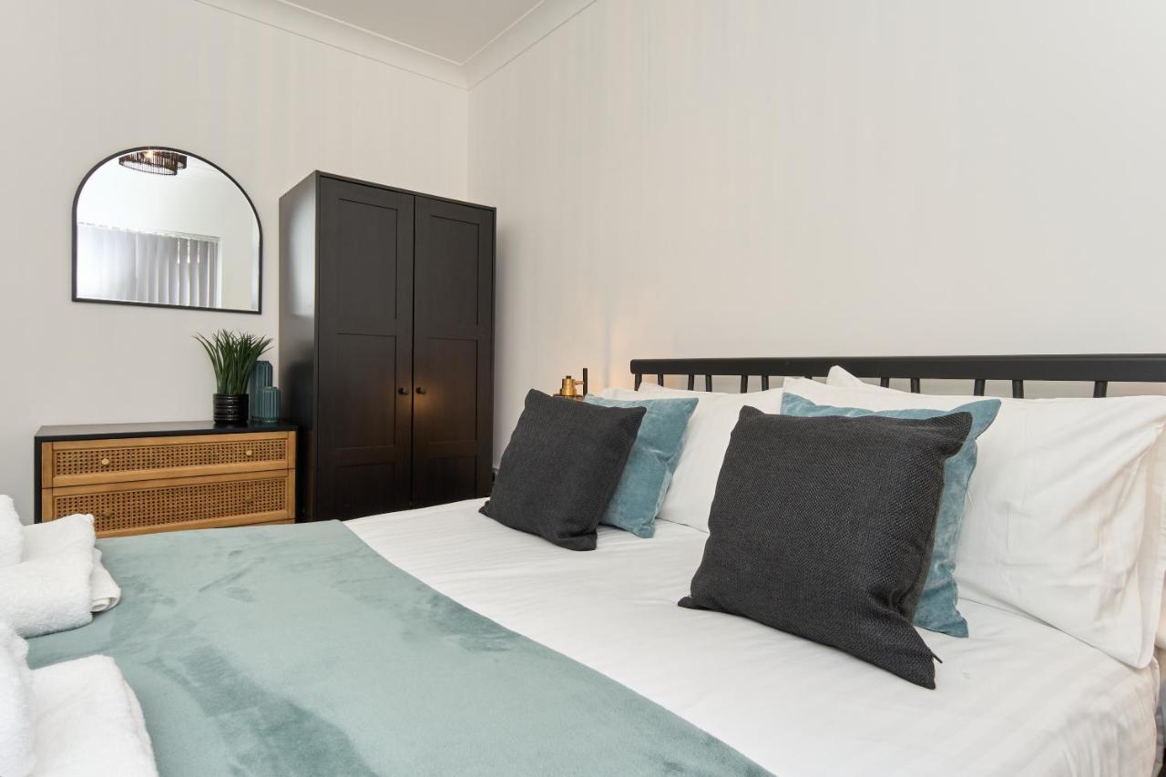 Beautiful 3 Bed Apartment In Bonchurch - Nr Ventnor - Large Outside Terrace & Parking - Dog Friendly - The Perfect Choice For Couples, Friends, Families - 5 Mins To Beach Exteriör bild