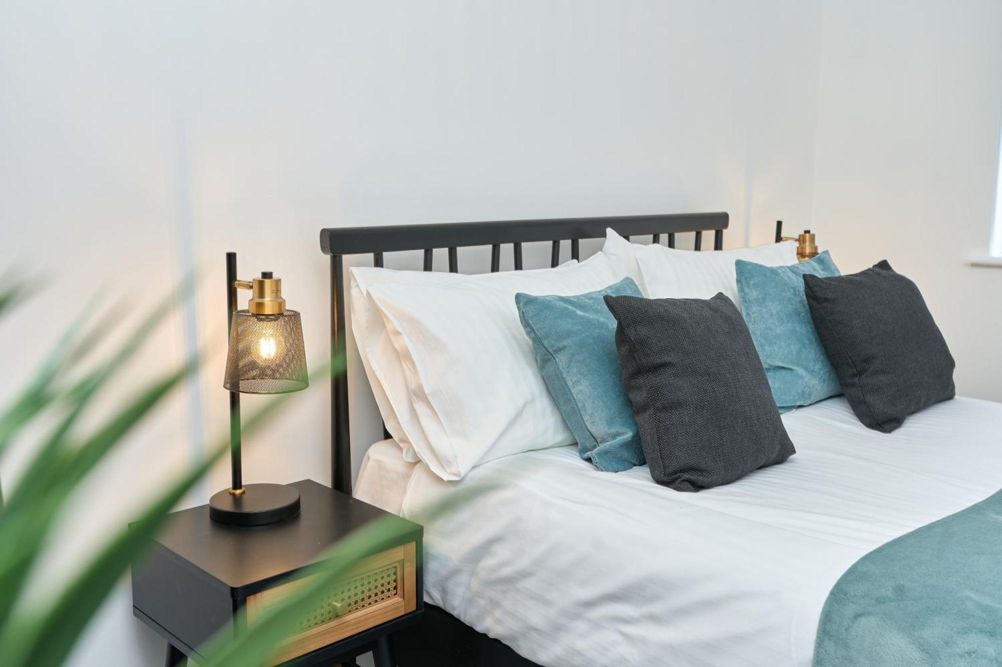 Beautiful 3 Bed Apartment In Bonchurch - Nr Ventnor - Large Outside Terrace & Parking - Dog Friendly - The Perfect Choice For Couples, Friends, Families - 5 Mins To Beach Exteriör bild