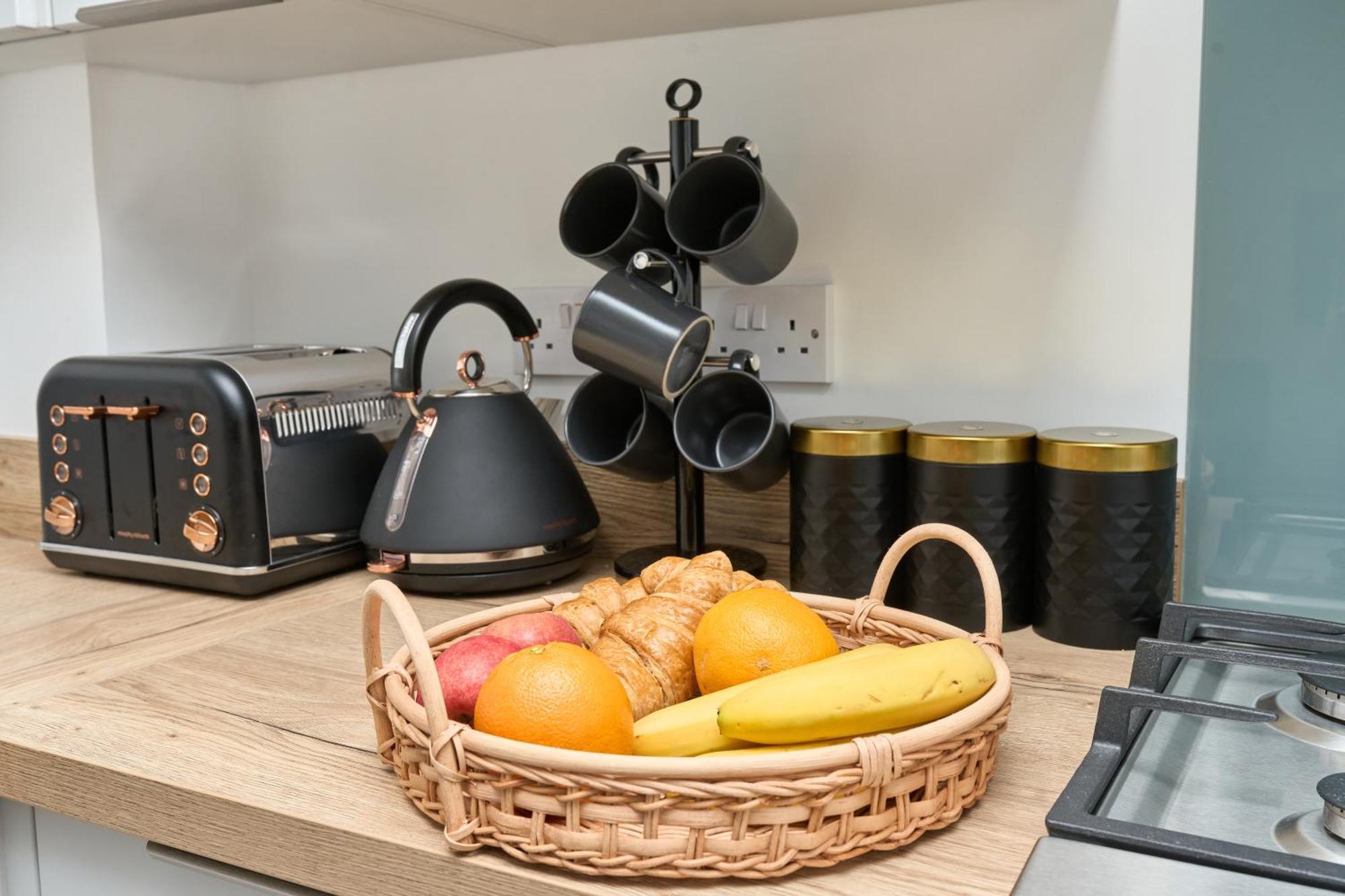 Beautiful 3 Bed Apartment In Bonchurch - Nr Ventnor - Large Outside Terrace & Parking - Dog Friendly - The Perfect Choice For Couples, Friends, Families - 5 Mins To Beach Exteriör bild
